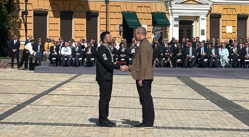 President Zelenskyy shakes hands with Alan Donaldson in Sophia Square in Kyiv